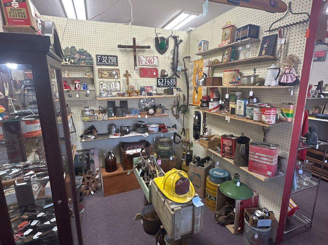 Bates City Emporium & Antiques景点图片