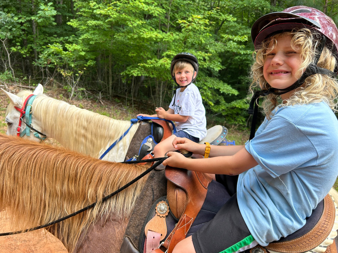 Blanche Manor Horseback Riding景点图片