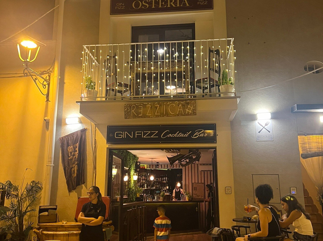 Gin Fizz Cocktailbar-San Vito dei Normanni必去景点