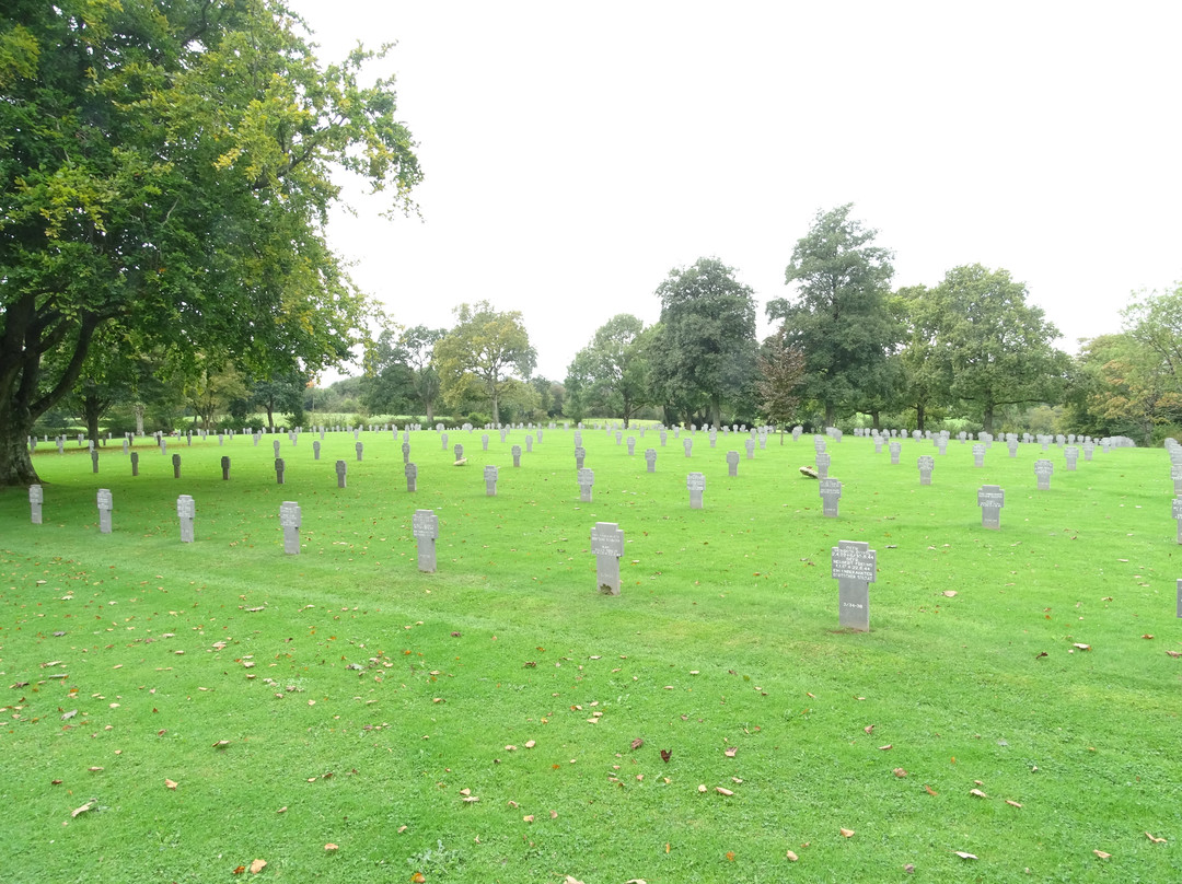 German War Cemetery-Orglandes必去景点