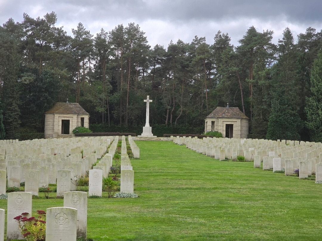 Becklingen War Cemetery-索尔陶必去景点