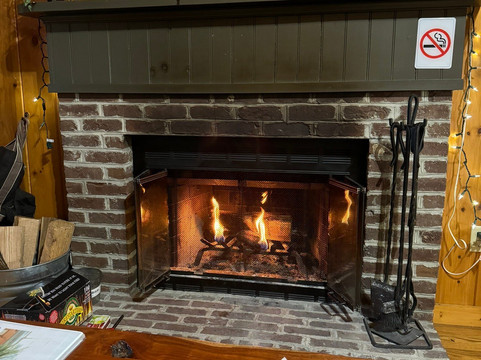 秋日岭小屋酒店主图