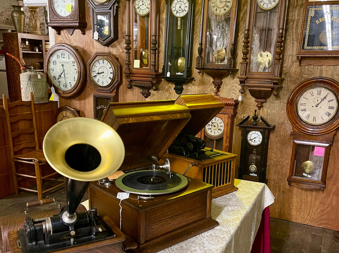 Dead People's Stuff Antiques & Emporium-Hudson必去景点