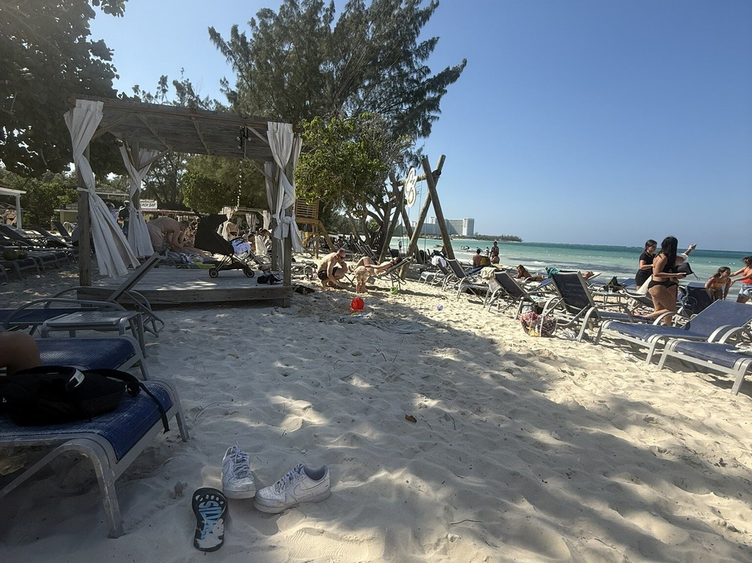 Red Stripe Beach-法尔茅斯必去景点