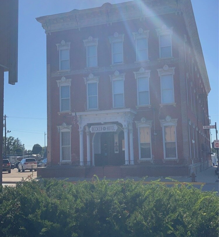 Decker Hotel And Bar主图