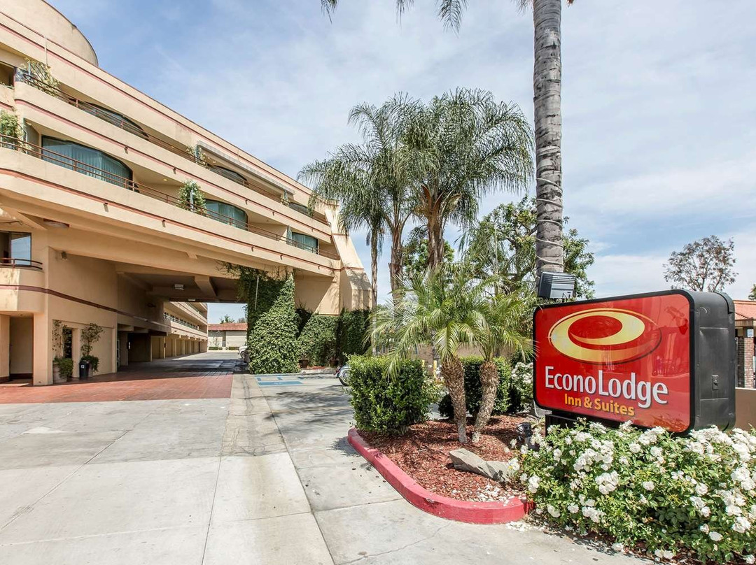 Econo Lodge Inn & Suites