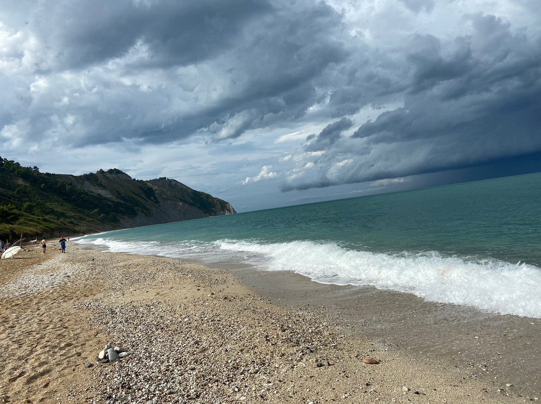 Spiaggia Mezzavalle-安科纳必去景点