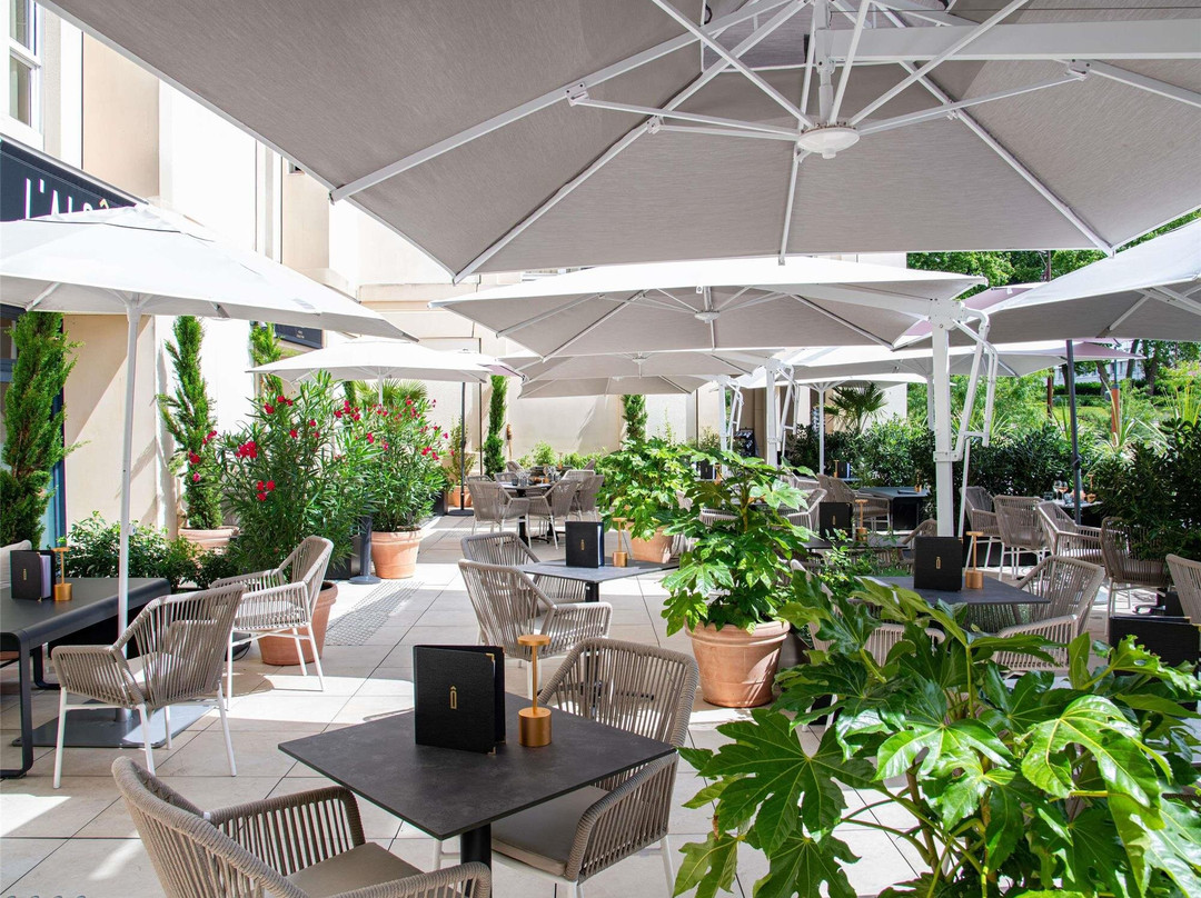 凡尔赛宫铂尔曼酒店主图