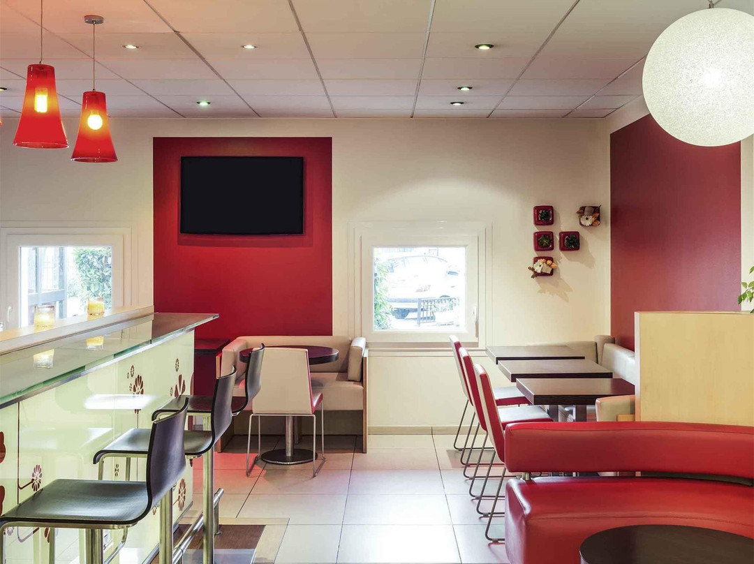 伊必思埃皮奈海滨热纳维利耶酒店