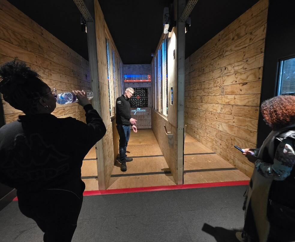 Axecelerate Axe Throwing-米尔顿凯恩斯必去景点