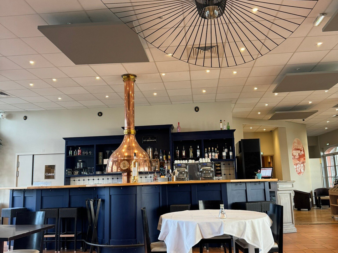 莫萨克红磨坊酒店主图