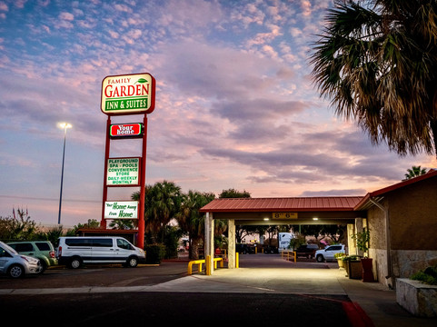 Family Garden Inn & Suites主图