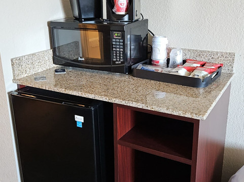 鹅卵石套房酒店-奥什科什主图