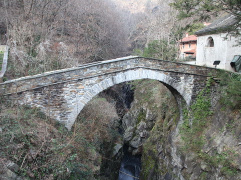 Orrido di sant'anna-坎诺比奥必去景点