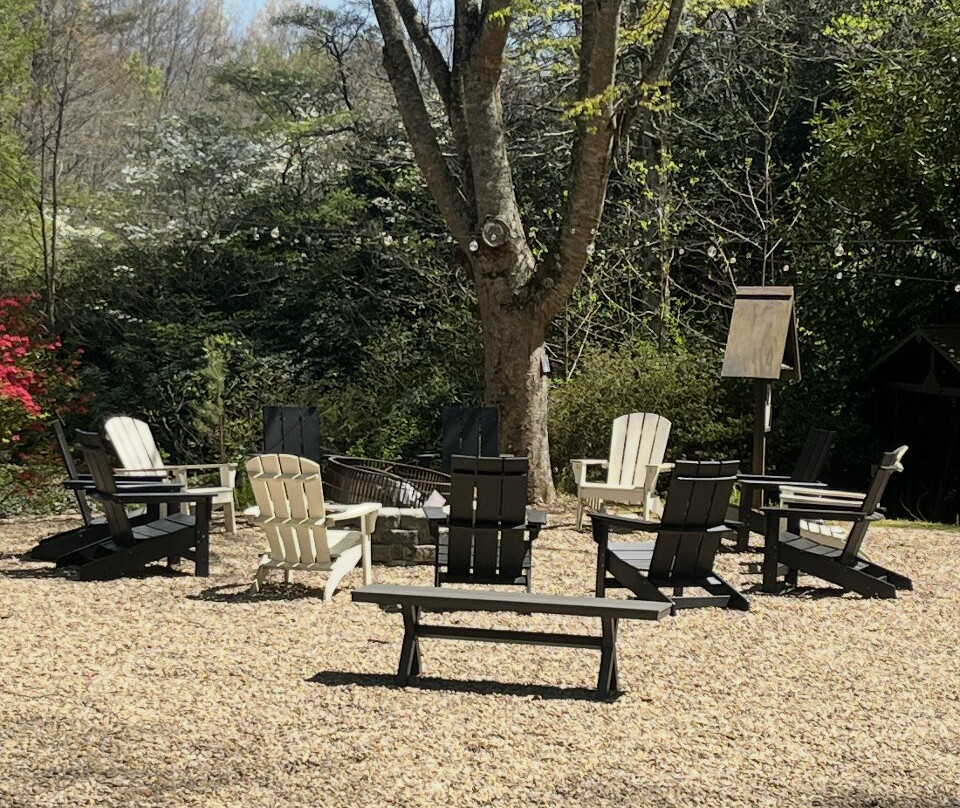 大雾山丘陵地带的Outland小木屋及套房主图