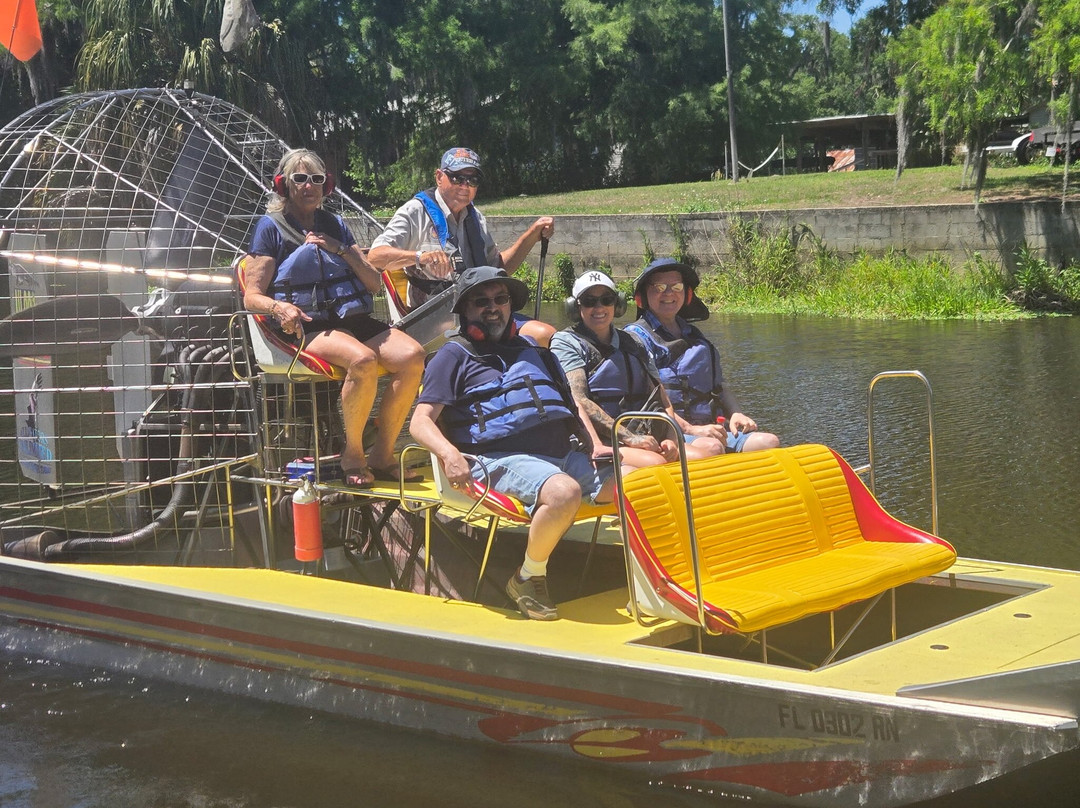 Alligator's Unlimited  Airboat Nature Tours-莱克威尔士必去景点