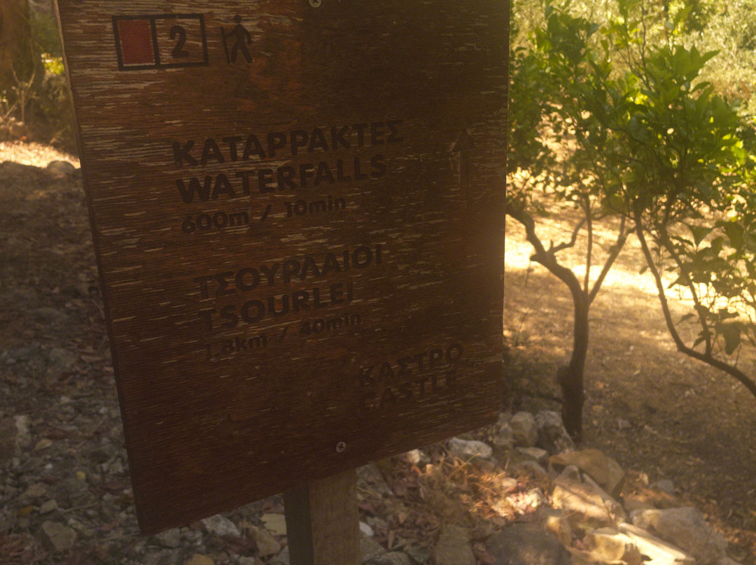 Potami Waterfalls-Karlovasi必去景点