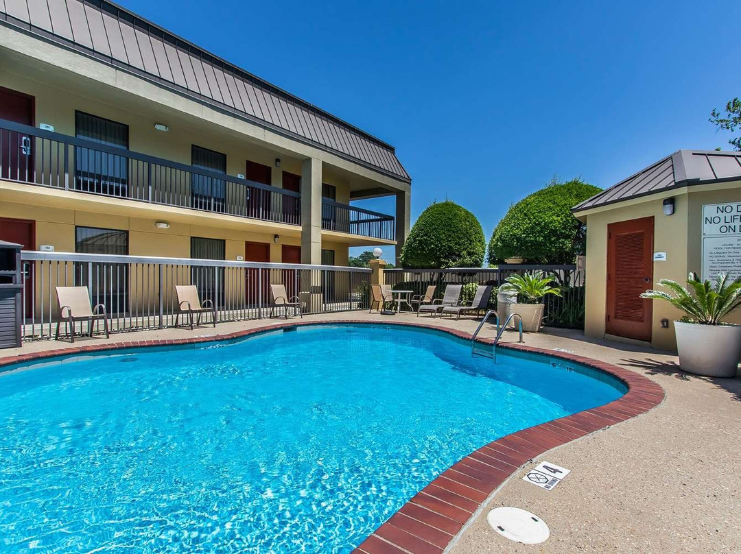 门罗希尔顿恒庭酒店主图