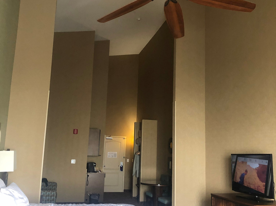 洛根快捷假日&套房酒店主图