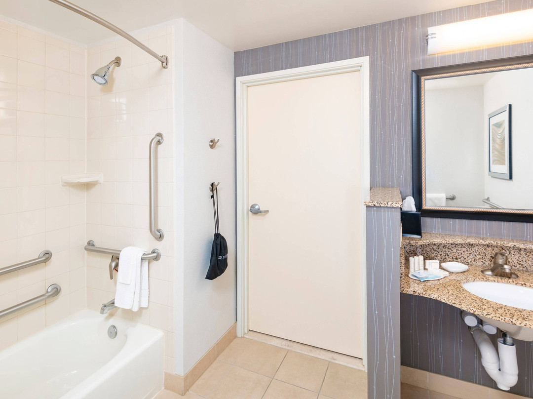 凤凰城北/欢乐谷万怡酒店主图