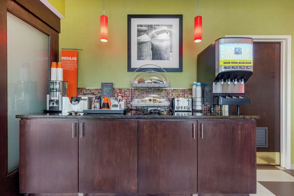 布鲁克黑文希尔顿恒庭酒店主图