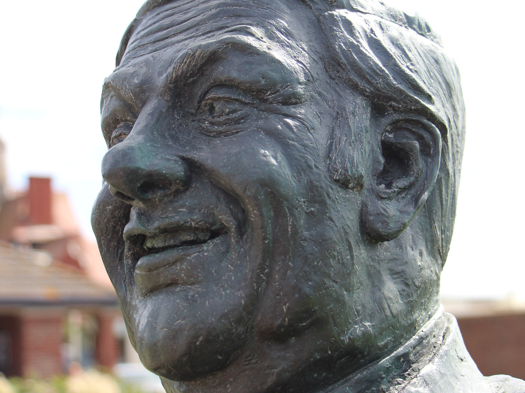 Les Dawson Memorial Statue景点图片