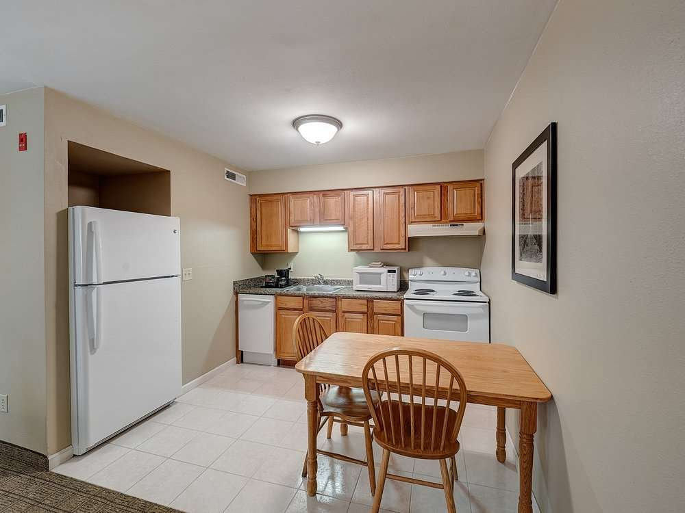 Eastlake Suites Hotel & Conference Center By Oyo Urbana主图