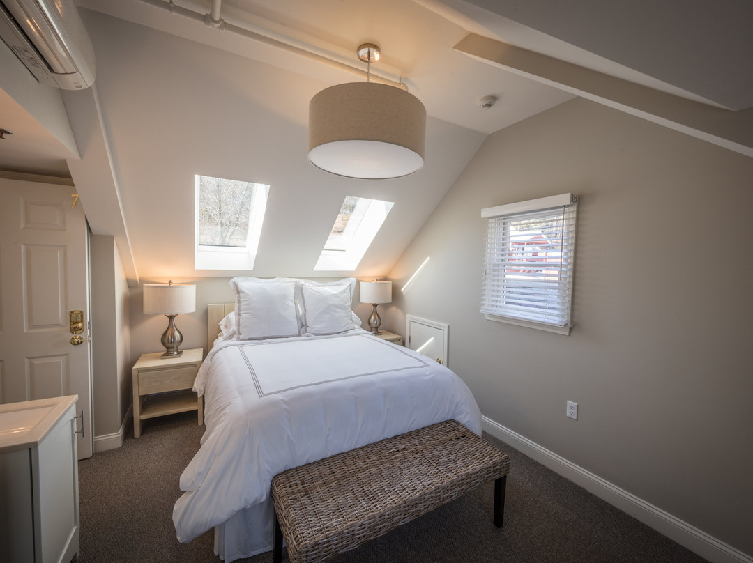 The Warfield House Inn主图