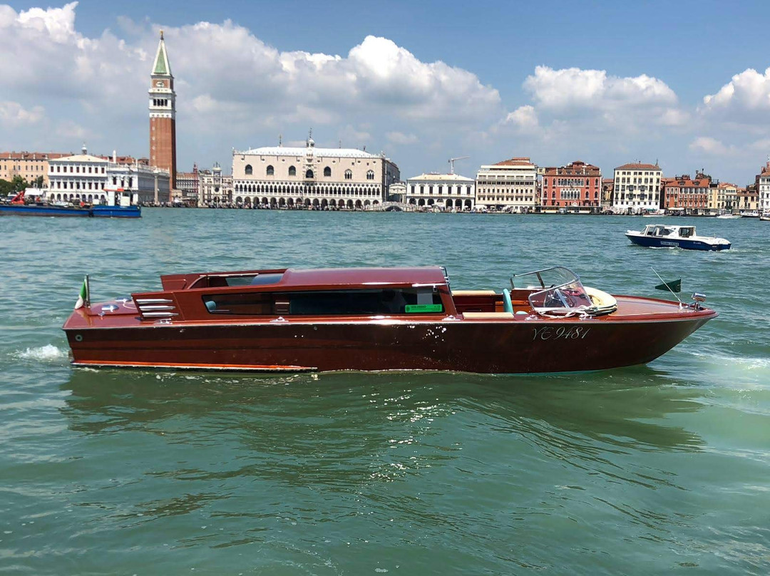 Venice Black car景点图片