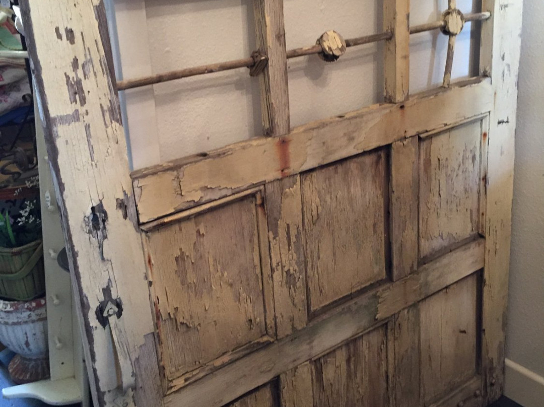 Tattered door-文图拉县必去景点