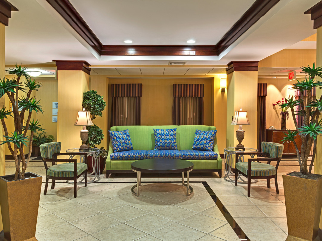 Holiday Inn Express & Suites Tower Center New Brunswick by IHG主图