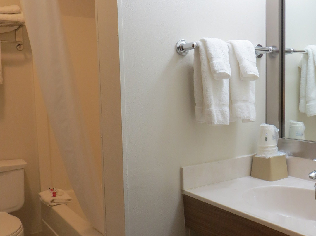 Super 8 by Wyndham Wall主图