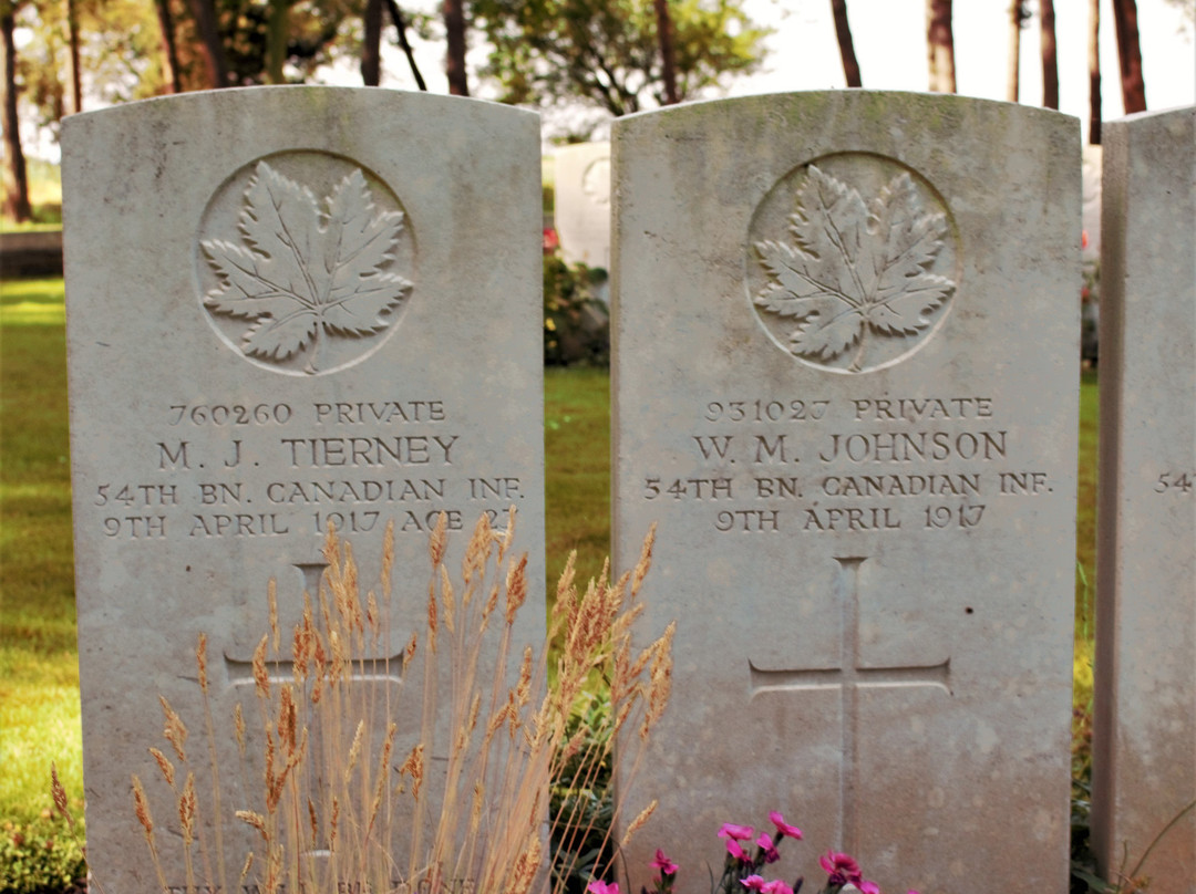 Givenchy Road Canadian Cemetery景点图片