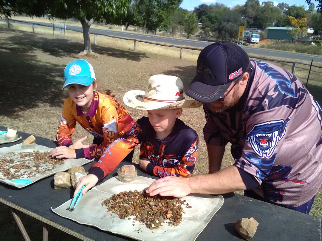 Bobby Dazzler Sapphire Mine Tours-Rubyvale必去景点