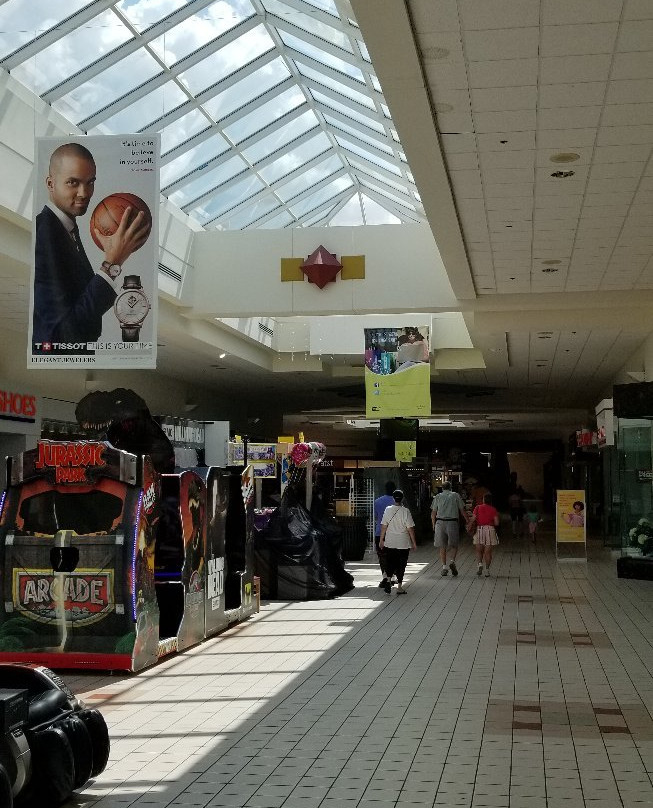 Eagle Ridge Mall-莱克威尔士必去景点