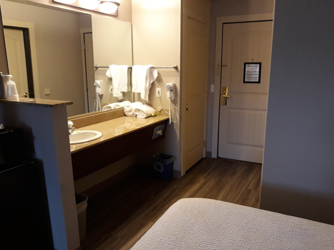 Ashley Inn and Suites主图