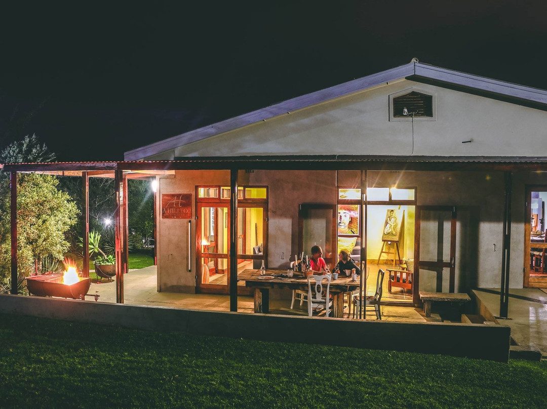 A Hilltop Country Retreat主图