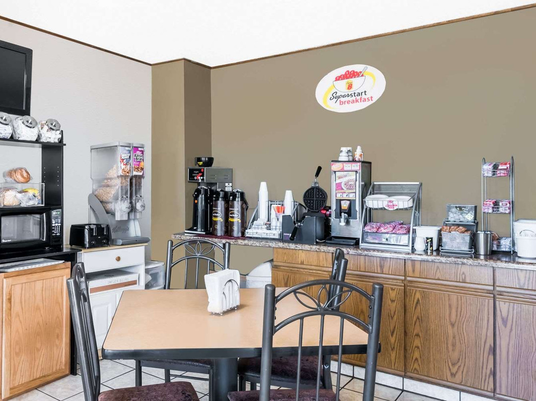 鲍曼速8酒店主图