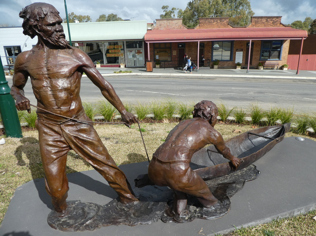 刚达盖旅游景点-Yarri and Jacky Jacky Sculpture