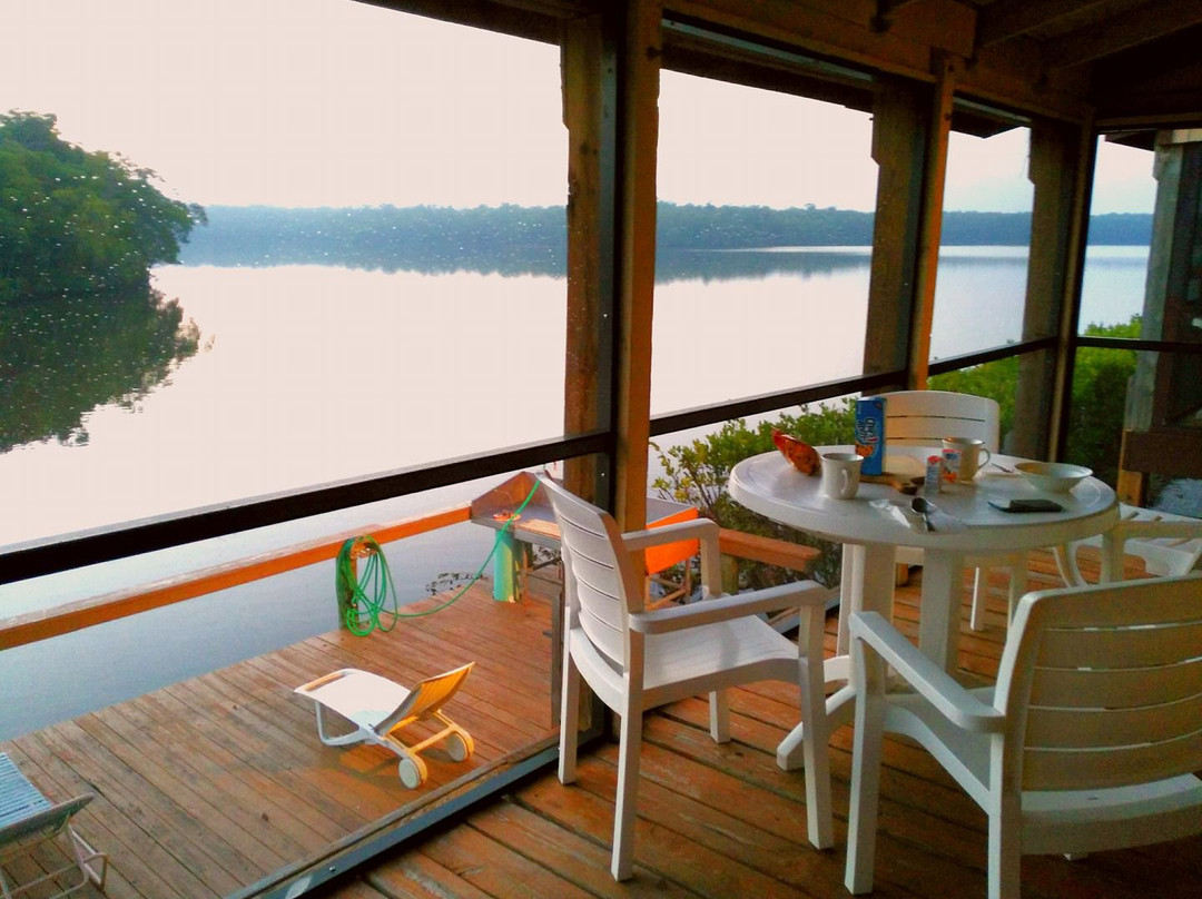河荒野水滨小屋