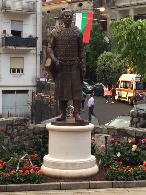 Statua del Principe Bulgaro Khan Alzeco景点图片