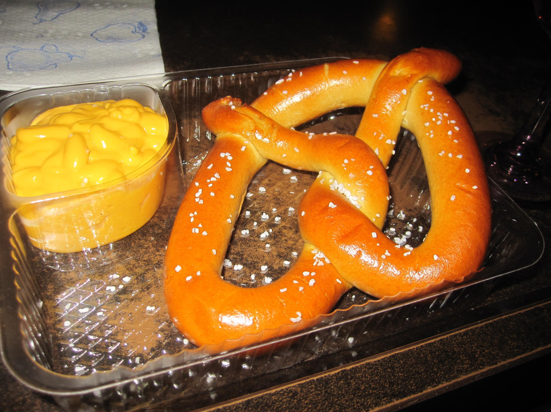 Milltown餐馆和美食-5 J'S Sports Bar