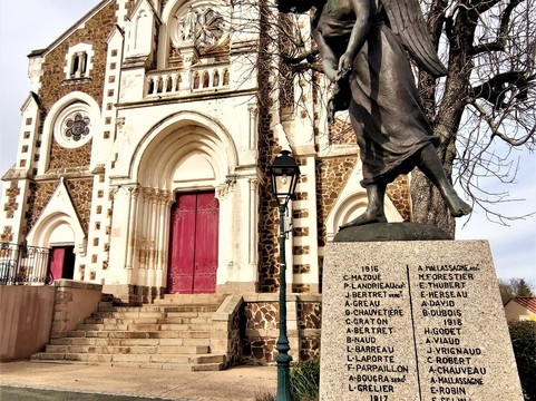 Eglise Saint Pierre-Le Champ-Saint-Pere必去景点