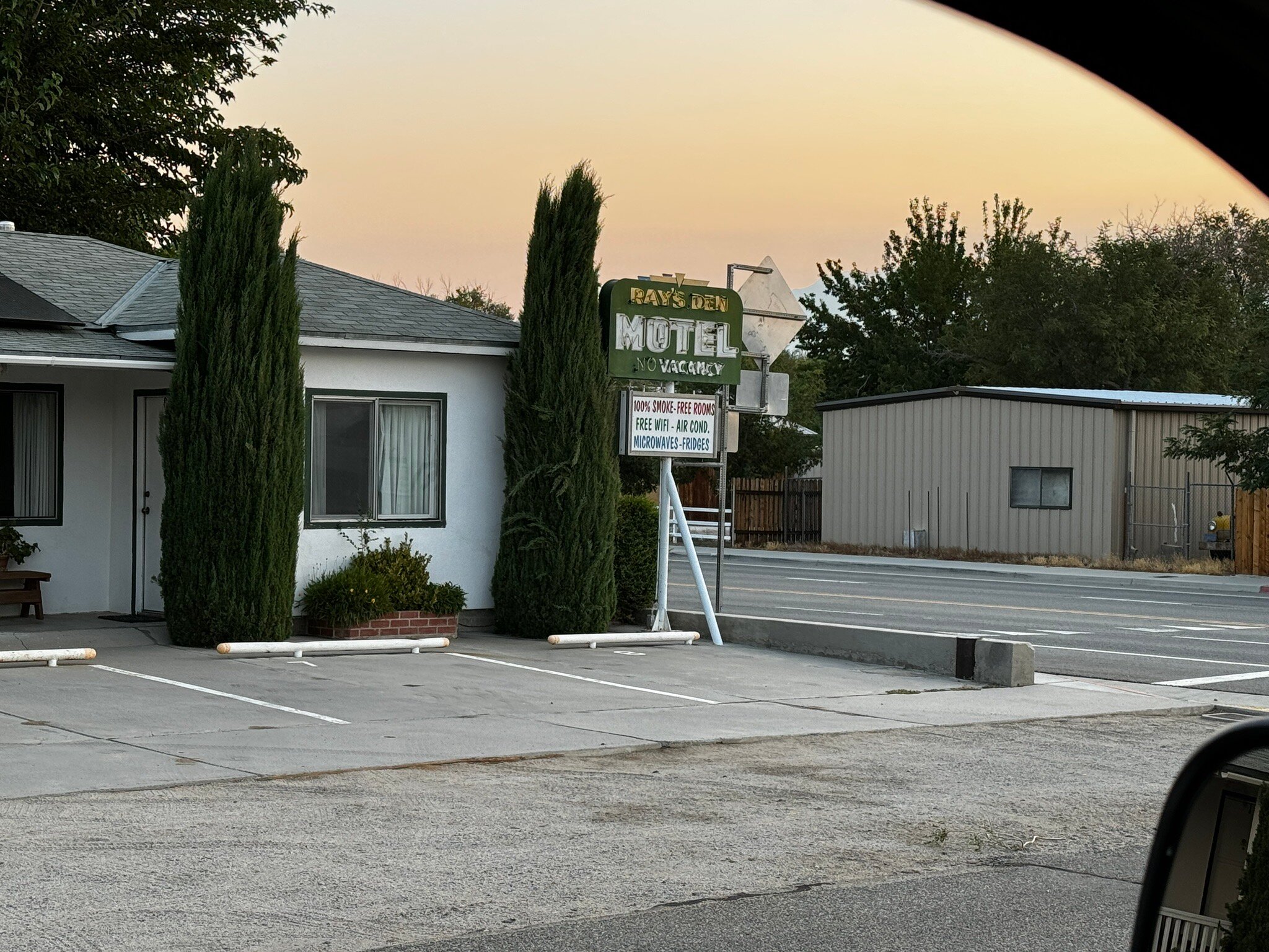 Ray's Den Motel-官方