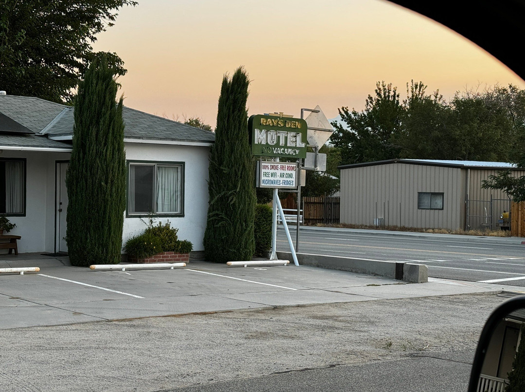 Ray's Den Motel主图