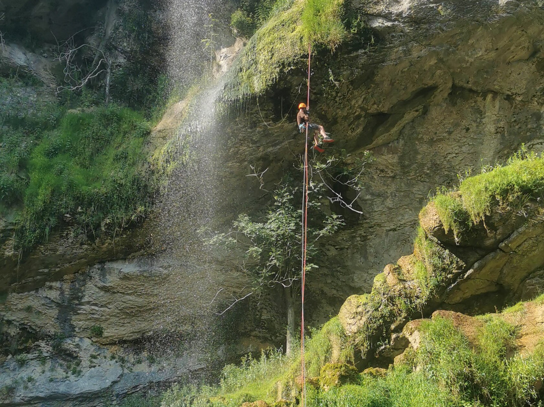 Cascade de la Charabotte景点图片