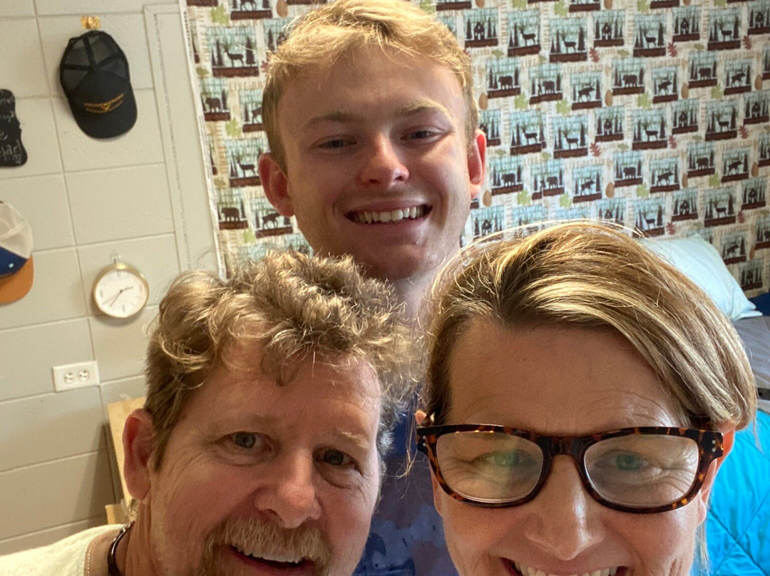 拉塞尔维尔希尔顿恒庭酒店主图