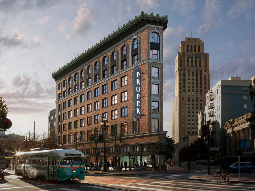 雷诺阿酒店主图