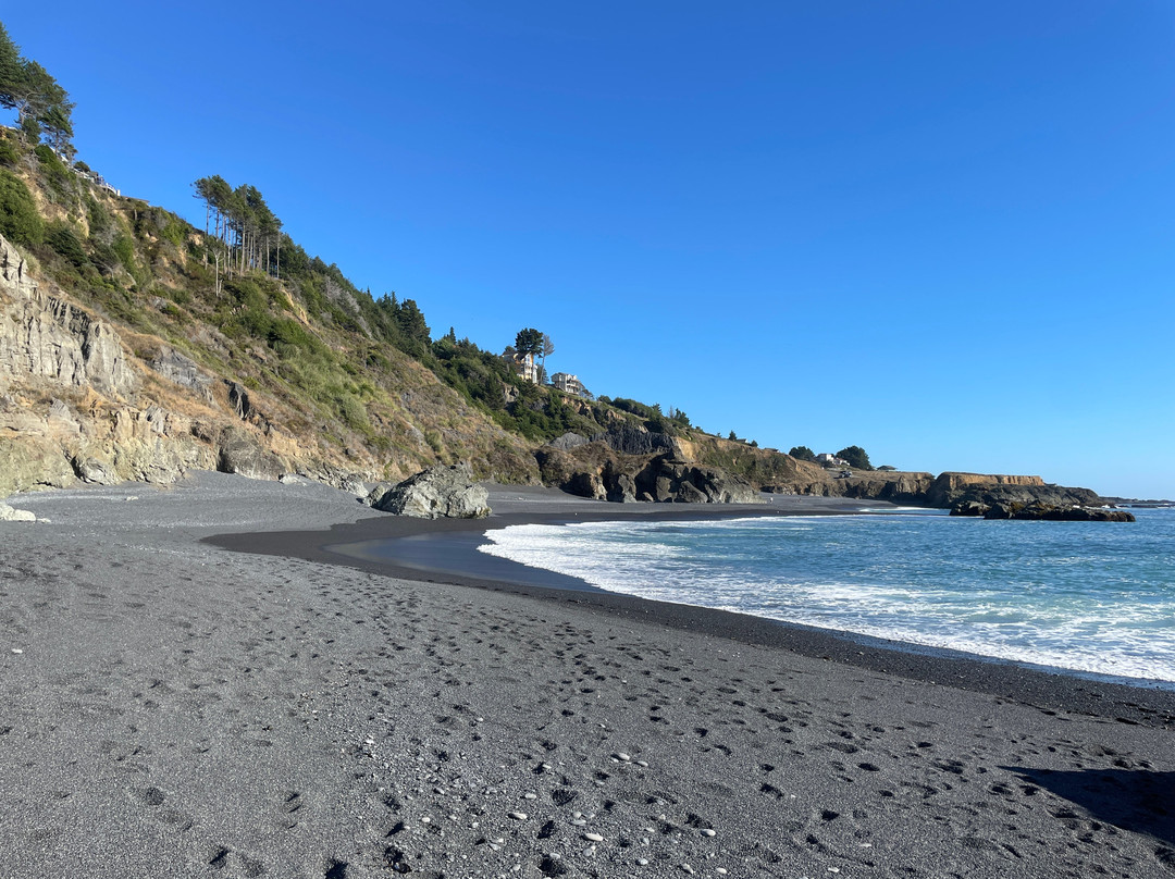 Black Sands Beach景点图片