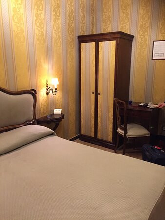 圣塔罗酒店主图